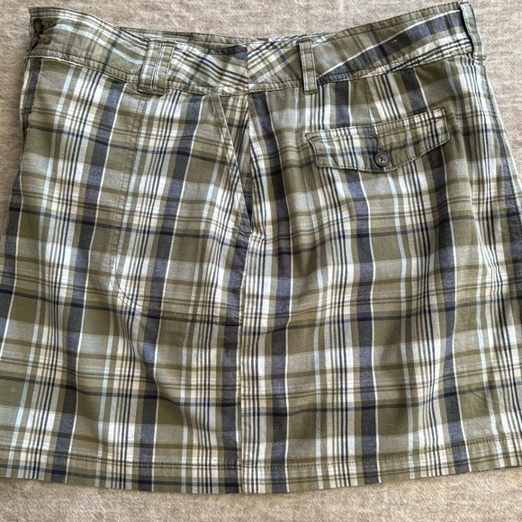 St. John’s Bay Women’s Stretch Plaid Skort - Size 14 - Green and Navy in Color - Picture 8 of 9